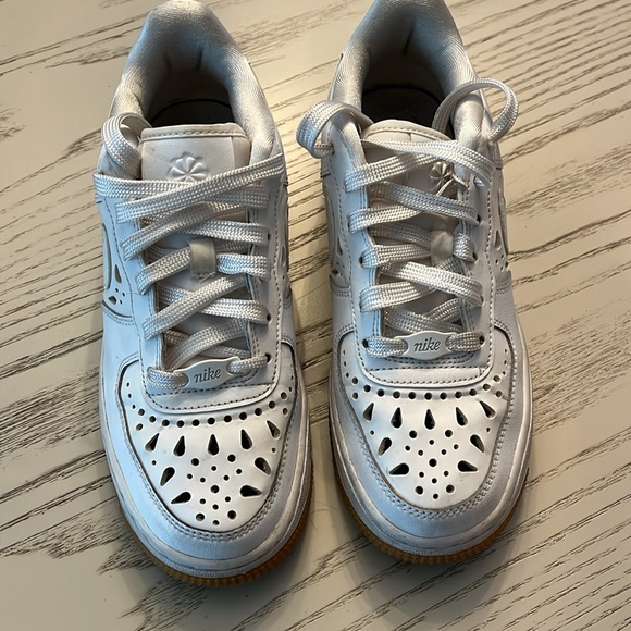 NIKE GORGEOUS perforated white leather sneakers !! Like new ! - Picture 2 of 6